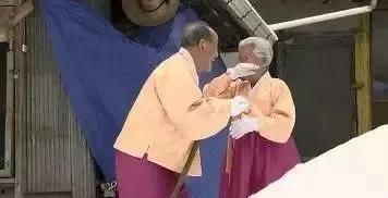 娱乐吃瓜酱爷爷打伞,娱乐界的温馨一幕